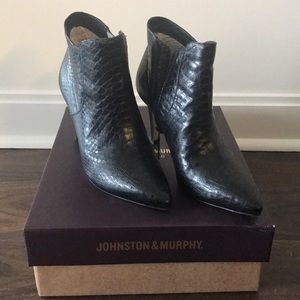 JOHNSTON & MURPHY Black Snake Print Booties